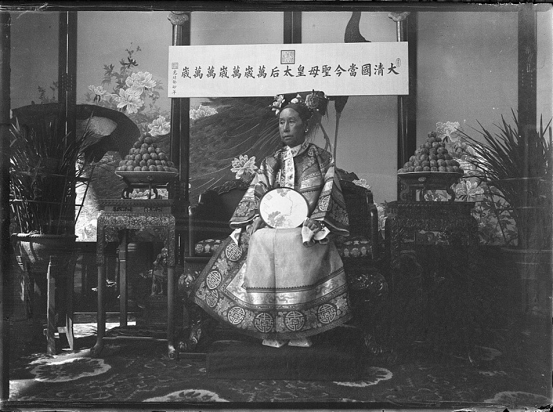 Portrait of Empress Dowager Cixi by Katharine Carl: Yu Xunling, The Empress Dowager Cixi at Summer Palace in Beijing, China, 1904, Smithsonian Institution, Washington, DC, USA.