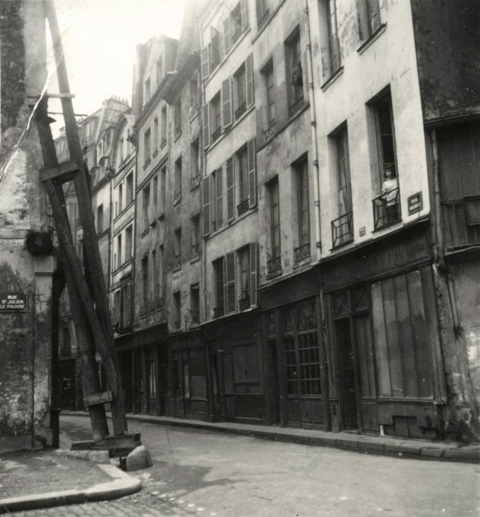 Joan Mitchell France: Barney Rosset, Joan Mitchell at the window of her 73 rue Galande apartment studio in Paris, 1948, Joan Mitchell Foundation Archives.
