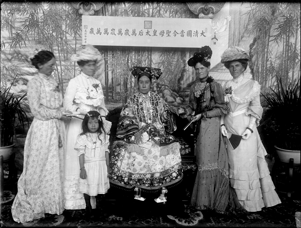 Portrait of Empress Dowager Cixi by Katharine Carl: Yu Xunling, The Empress Dowager Cixi with American envoys’ wives in Leshoutang, Summer Palace, Beijing, China, 1904, Smithsonian Institution, Washington, DC, USA.